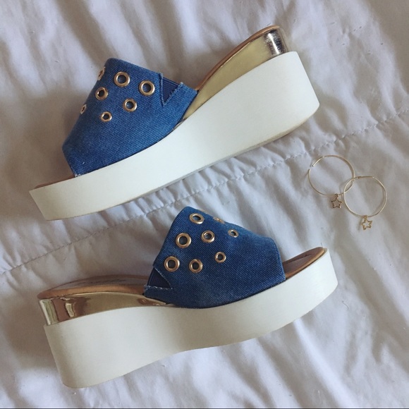 Shoes - HP⭐️ Denim grommet platform sandals